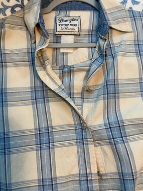 Vintage Wrangler  Blue Plaid Button-Up Shirt, beautiful buttons.